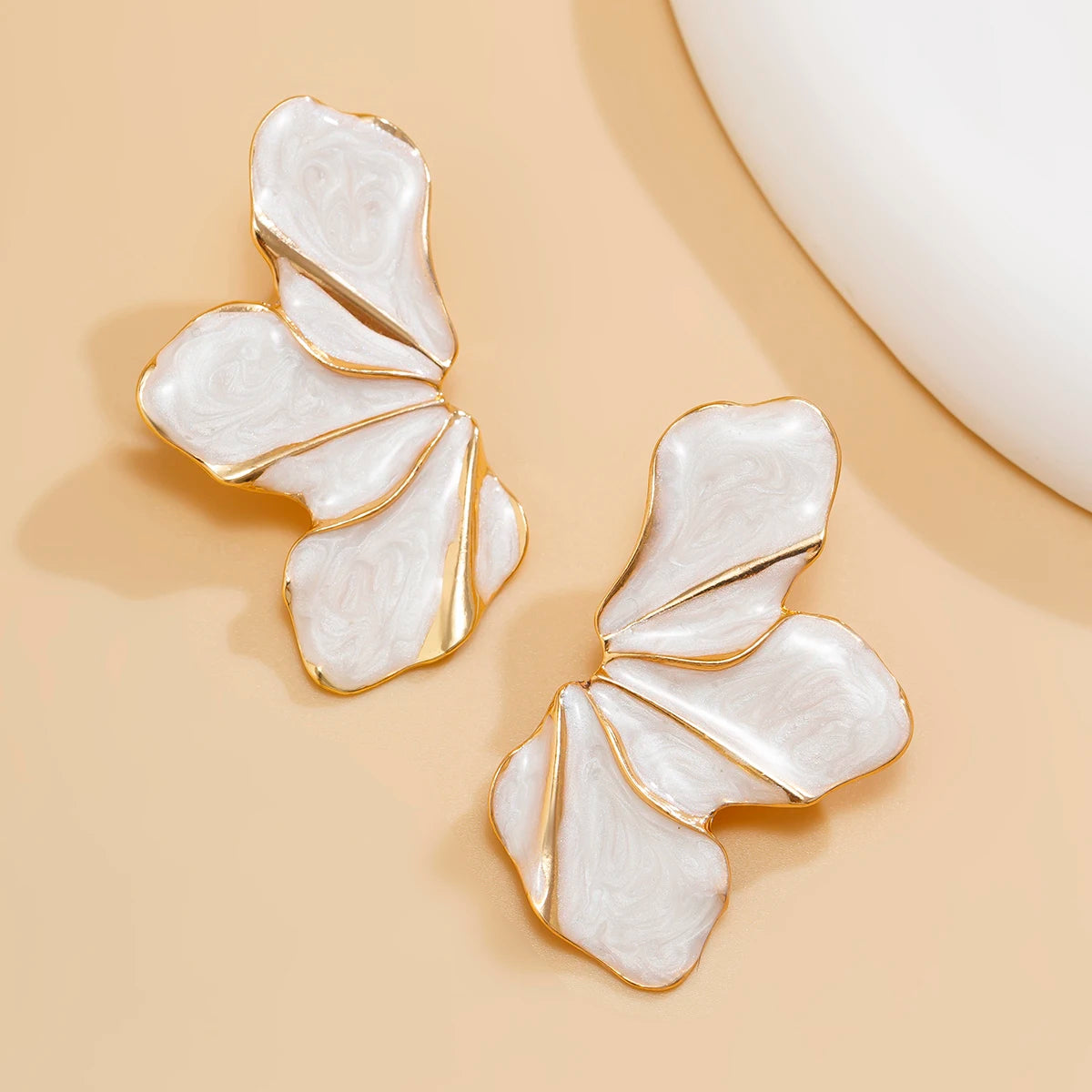Brincos Elegantes Meia Flor com Pétalas de Luxo