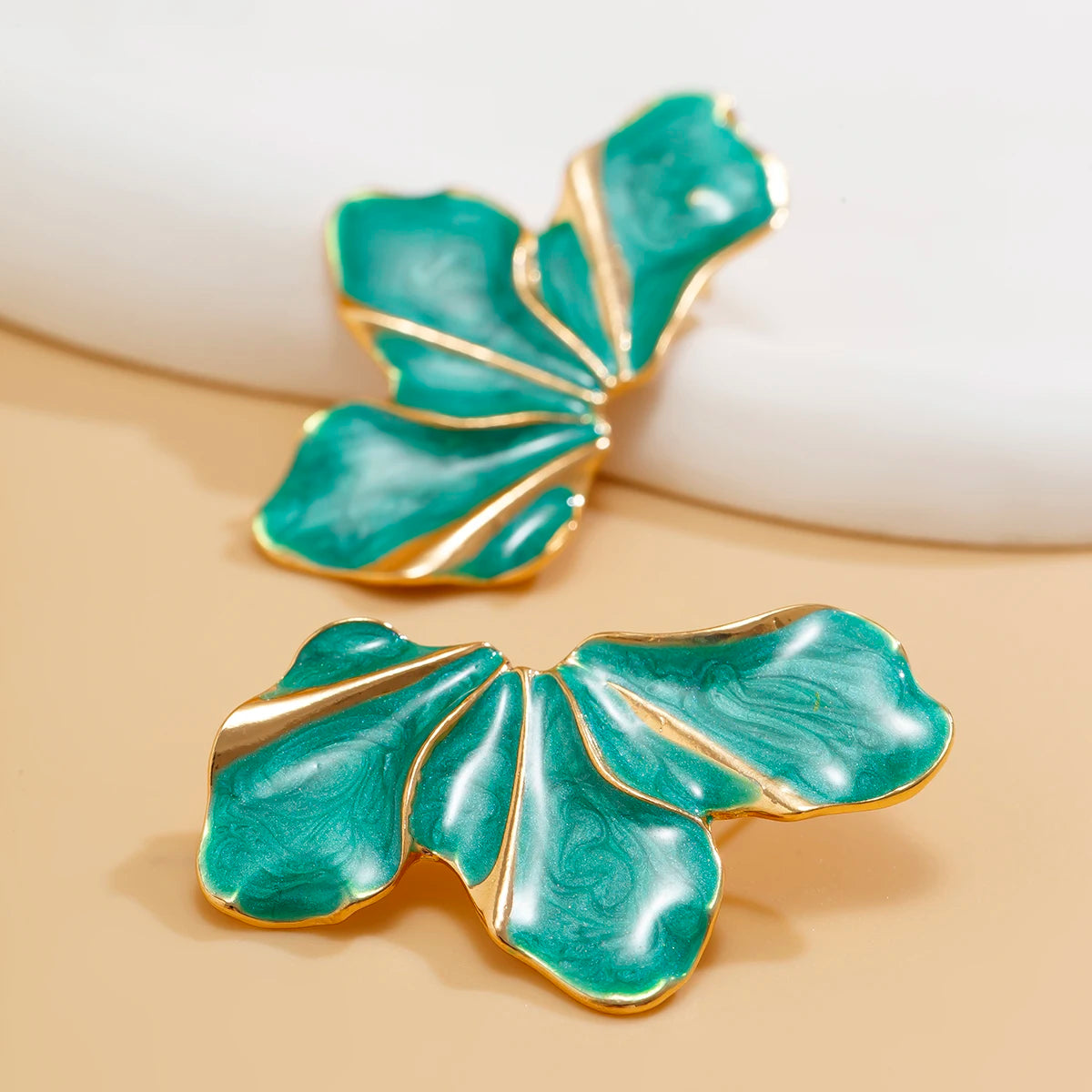 Brincos Elegantes Meia Flor com Pétalas de Luxo